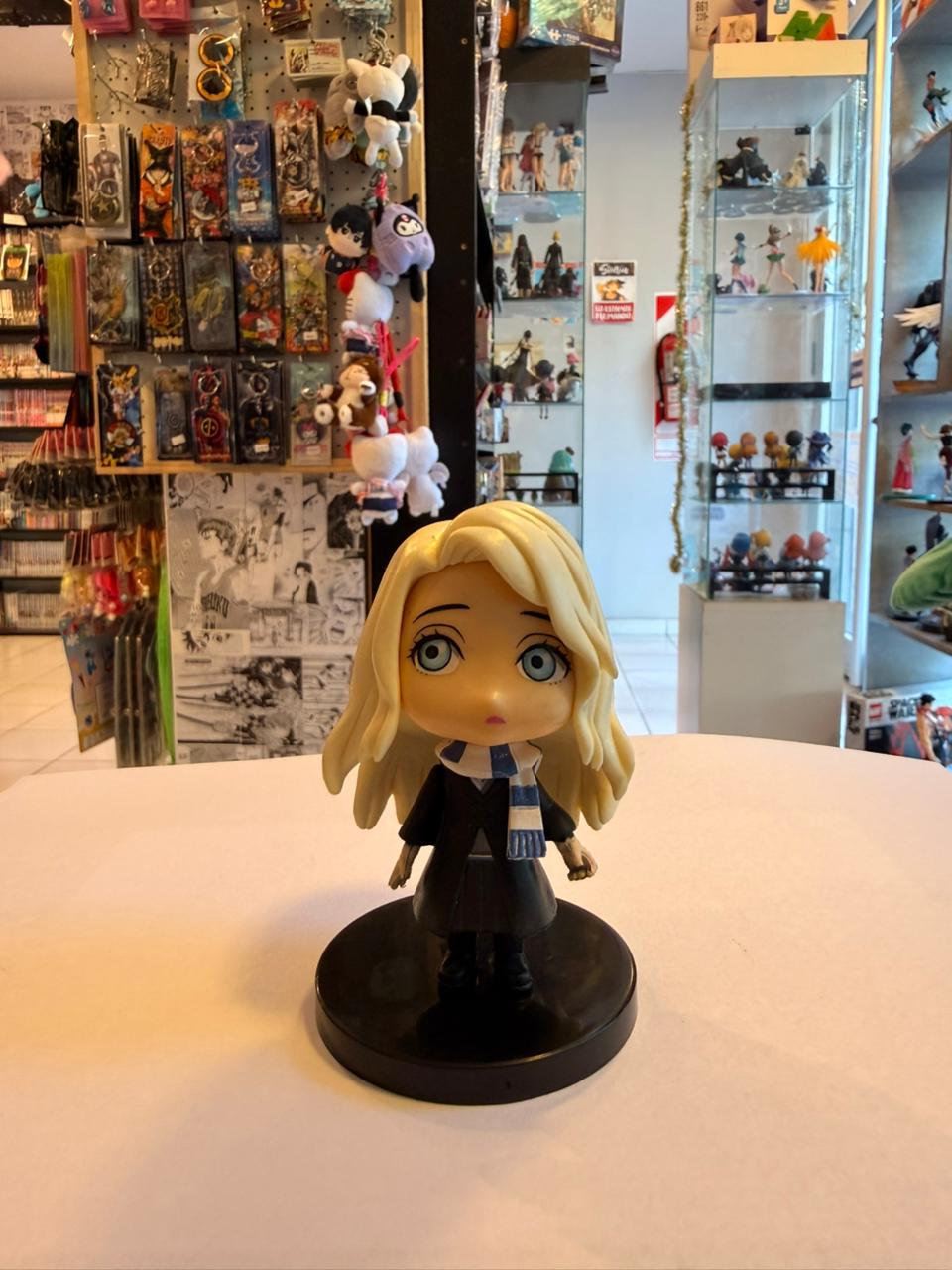 FIGURA CHIBI DE LUNA LOVEGOOD CON BUFANDA DE RAVENCLAW