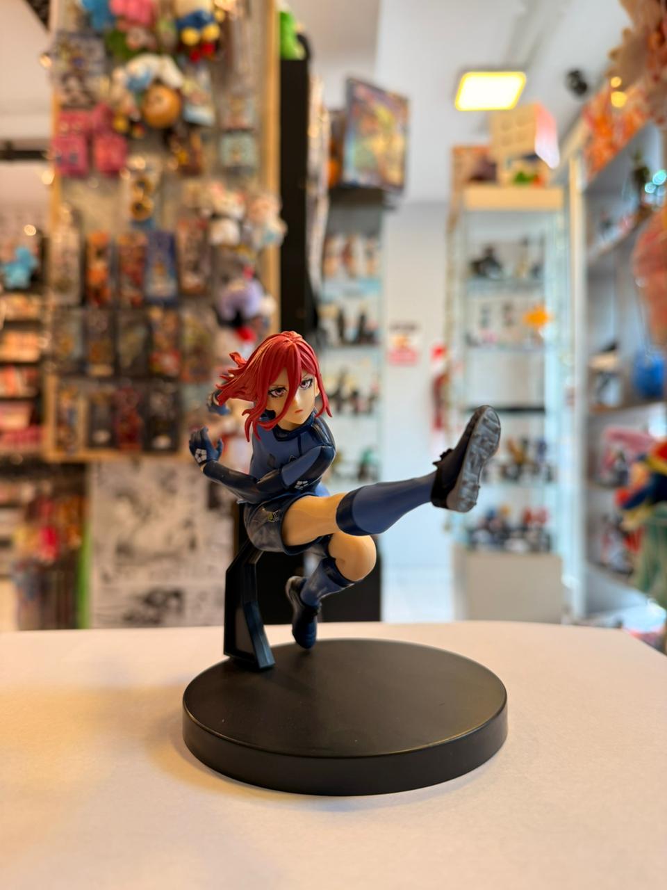 FIGURA DE CHIGIRI HYOMA PATEANDO BALON
