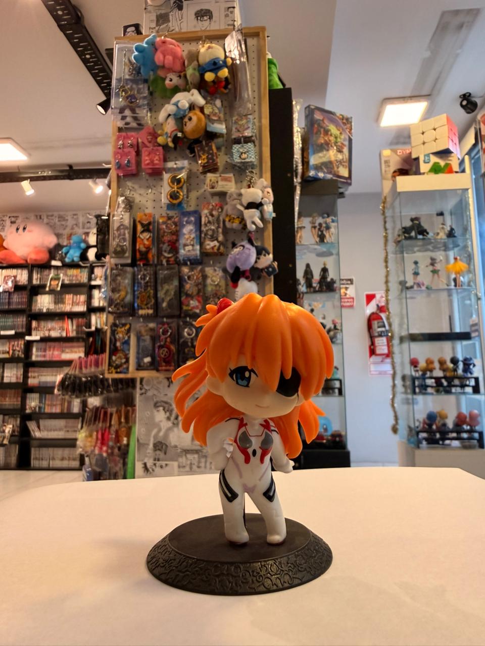 FIGURA CHIBI DE ASUKA LANGLEY CON TRAJE BLANCO