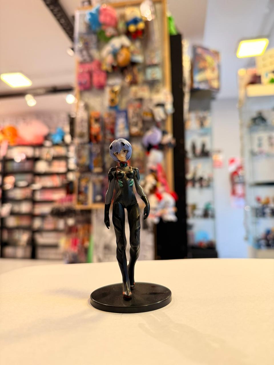 FIGURA CHIBI DE REI AYANAMI CON TRAJE PILOTO DE PRUEBA NEGRO
