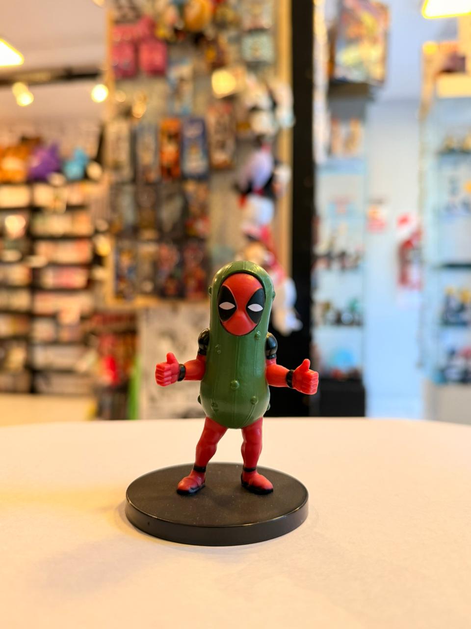 FIGURA GASHAPON DE DEADPOOL COMO UN PEPINILLO