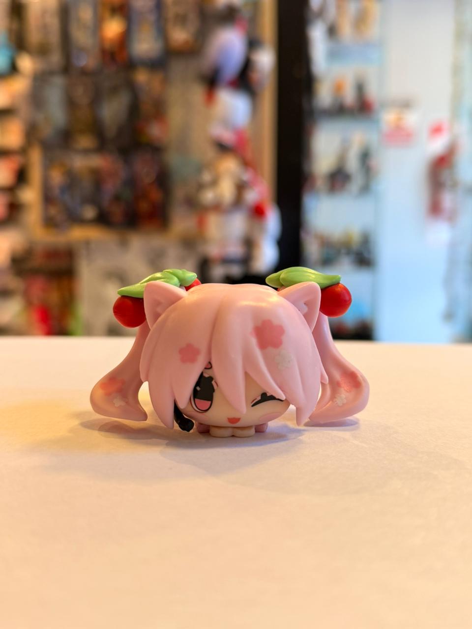 FIGURA GASHAPON DE SAKURA MIKU ACOSTADA