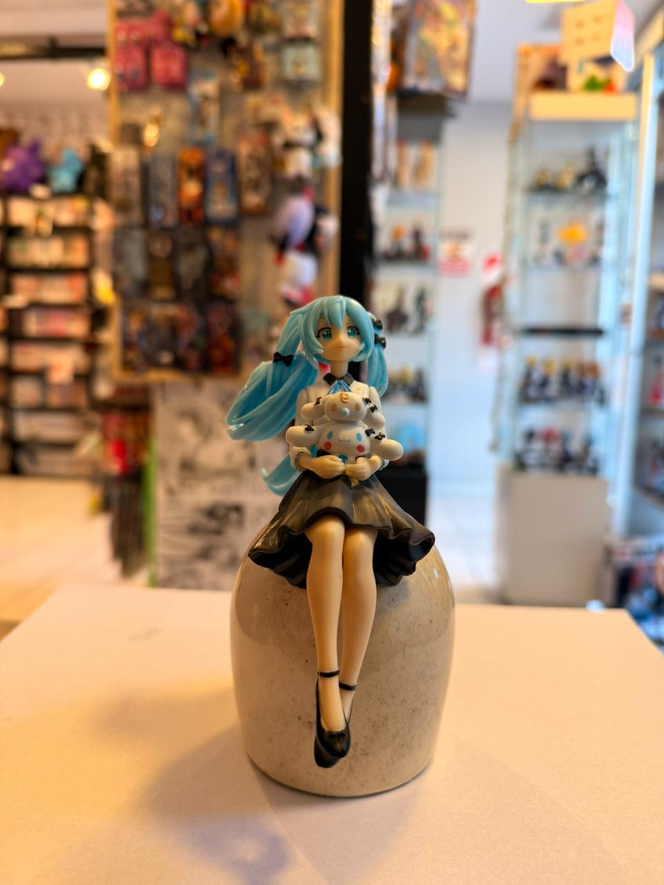 FIGURA DE MIKU SENTADA CON CINNAMOROLL