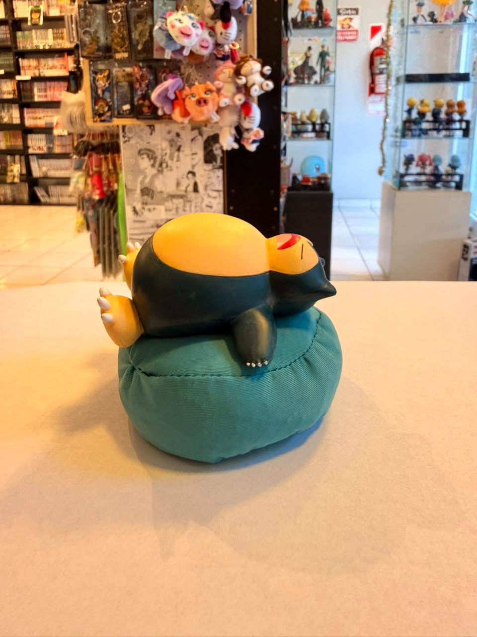 FIGURA GASHAPON DE SNORLAX DURMIENDO SOBRE COJIN AZUL foto 2