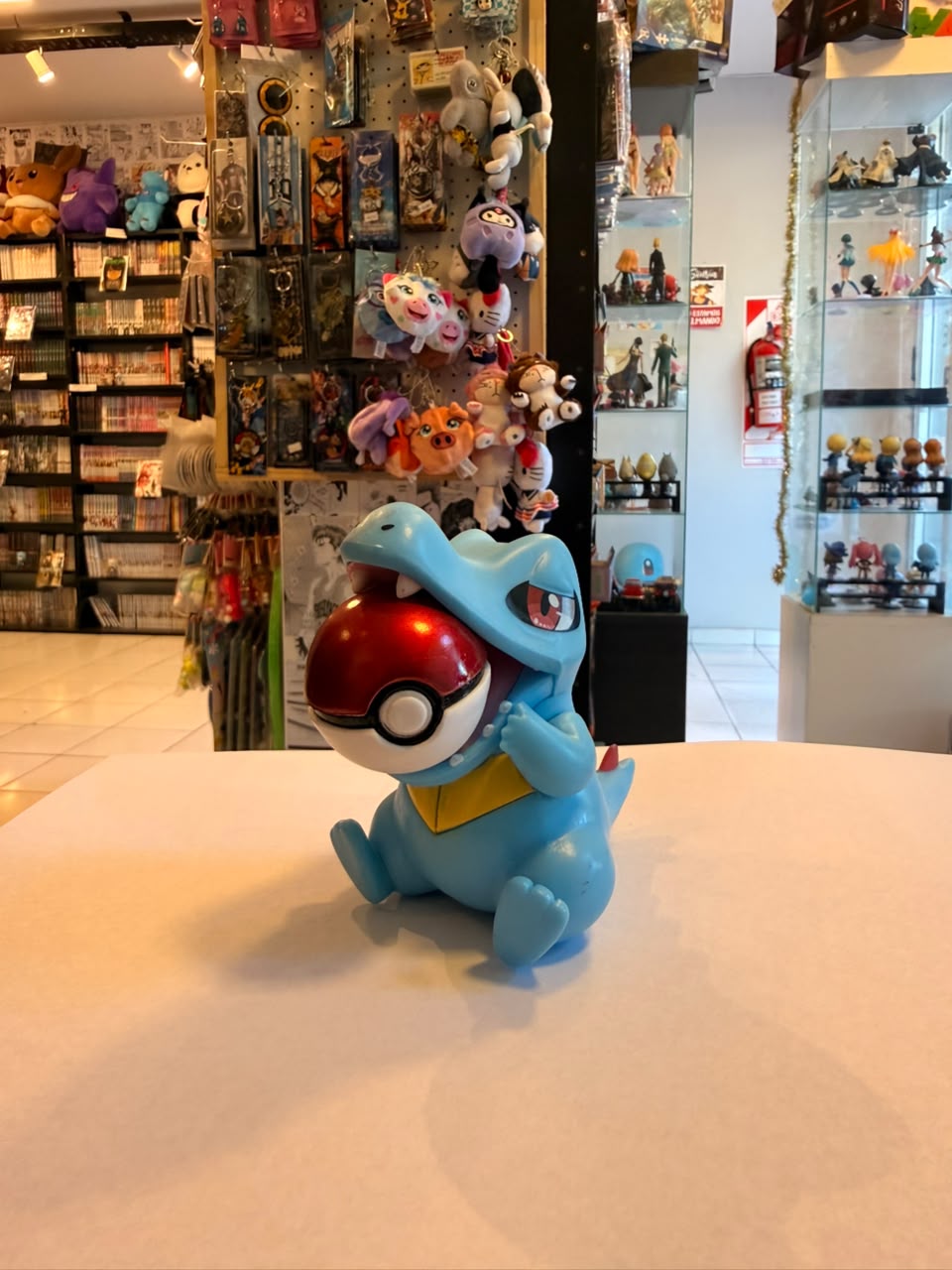 FIGURA DE TOTODILE SOSTENIENDO POKEBOLA EN SU BOCA