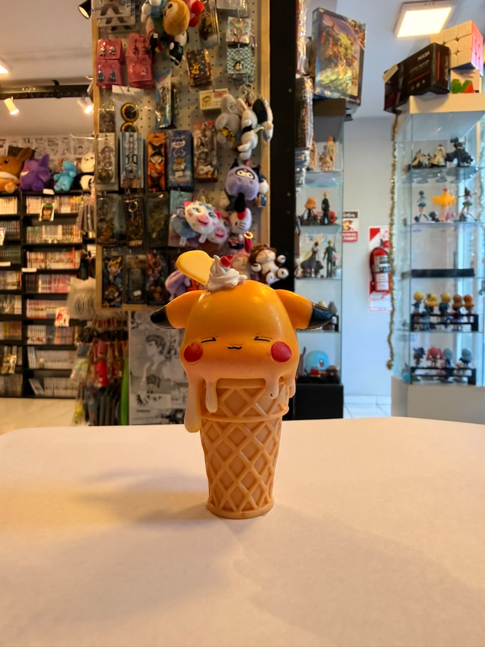 FIGURA DE PIKACHU COMO HELADO DERRETIDO CON CEREZA ENCIMA
