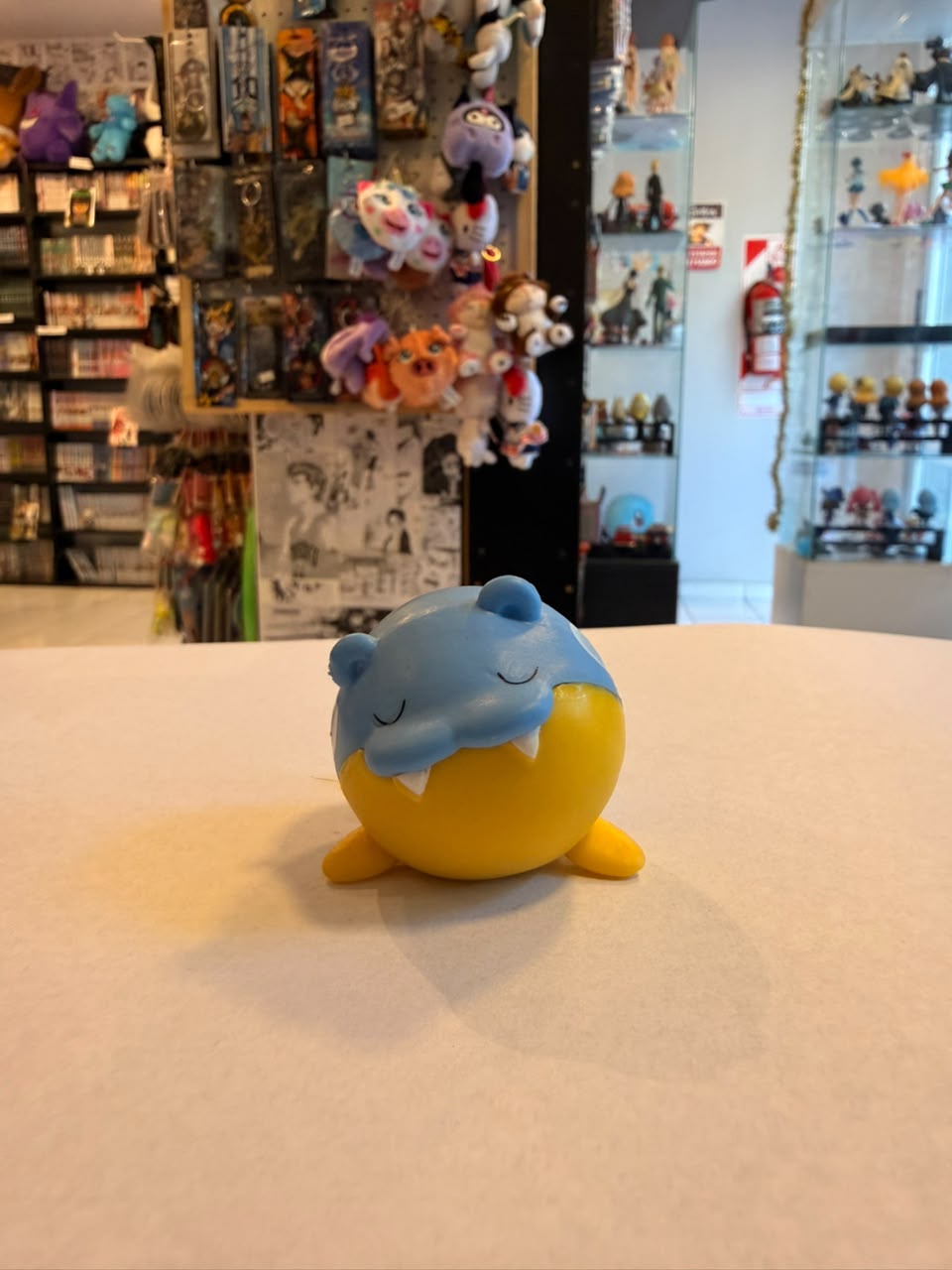 FIGURA GASHAPON DE SPHEAL CON OJOS CERRADOS Y RELAJADO
