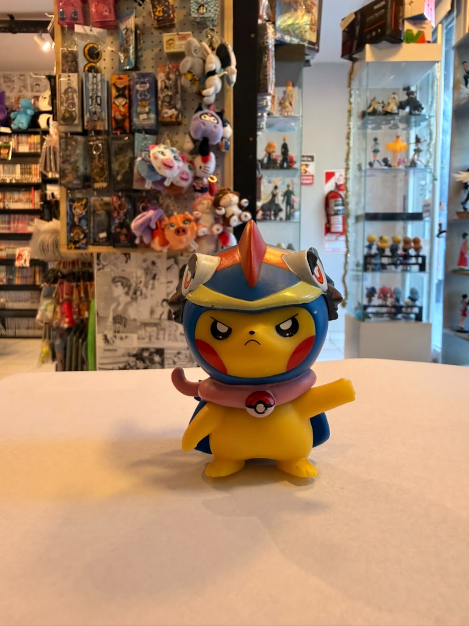 FIGURA CHIBI DE PIKACHU VESTIDO DE GRENINJA