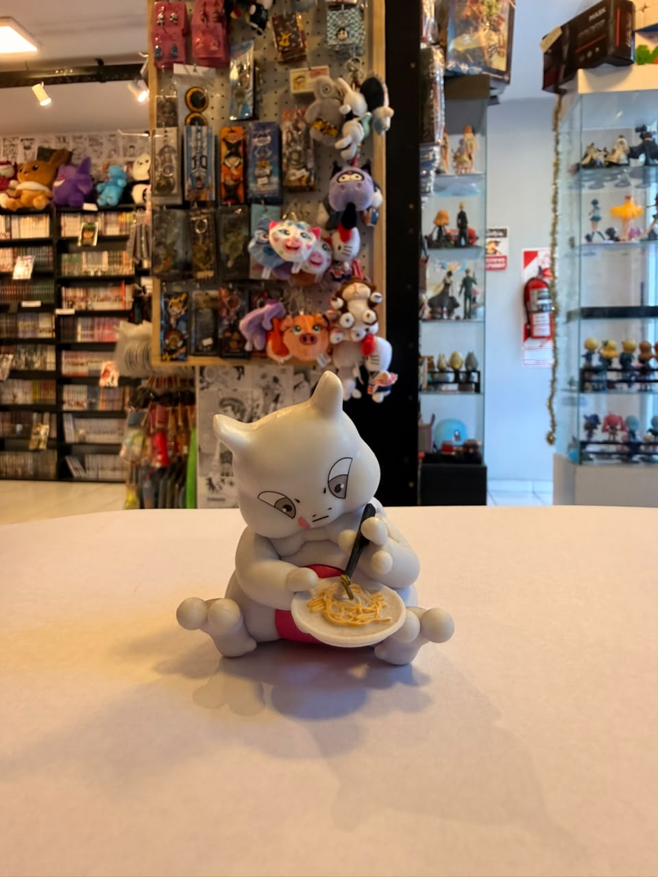 FIGURA GASHAPON DE MEWTWO COMIENDO