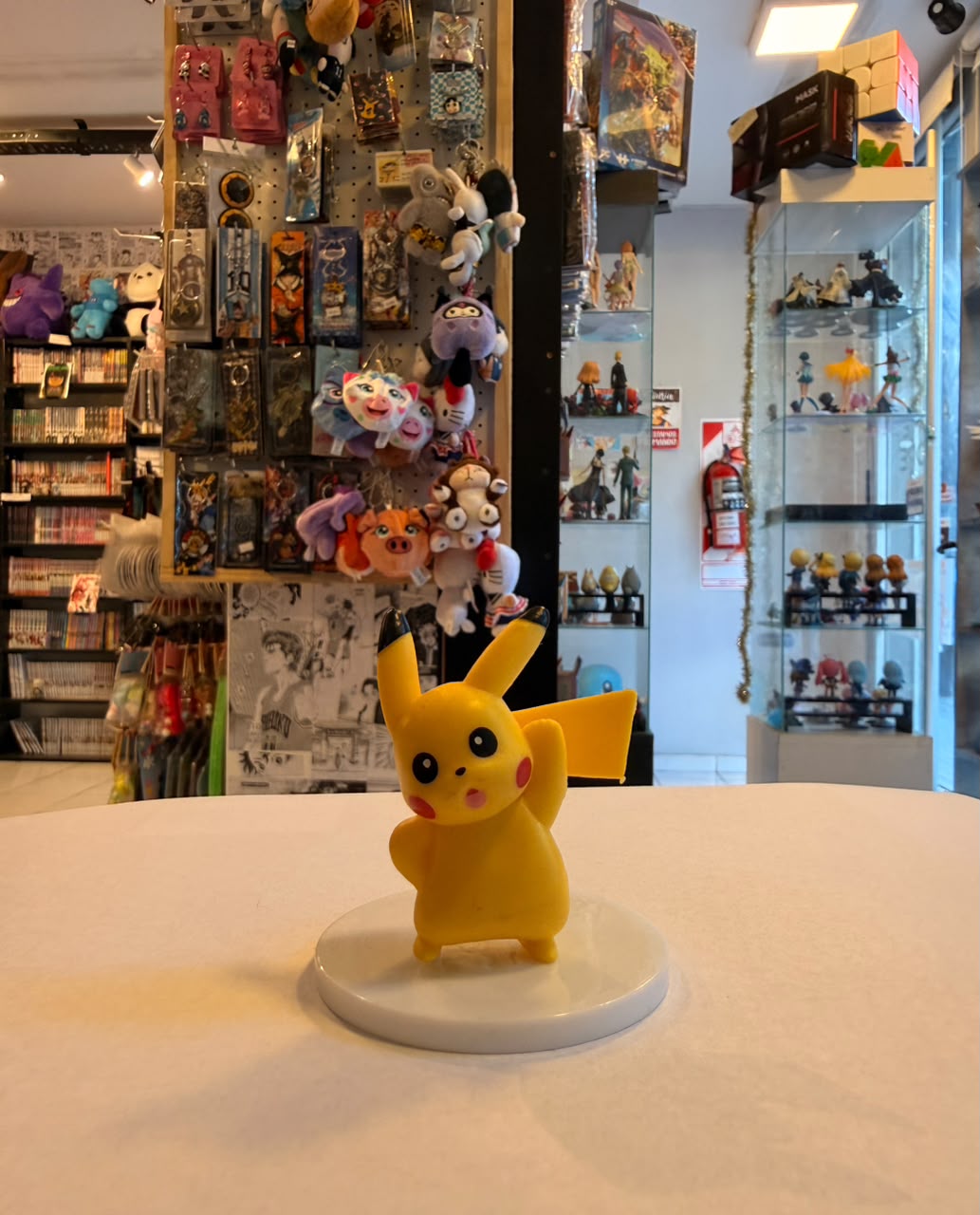 FIGURA GASHAPON DE PIKACHU CON POSE DE VICTORIA