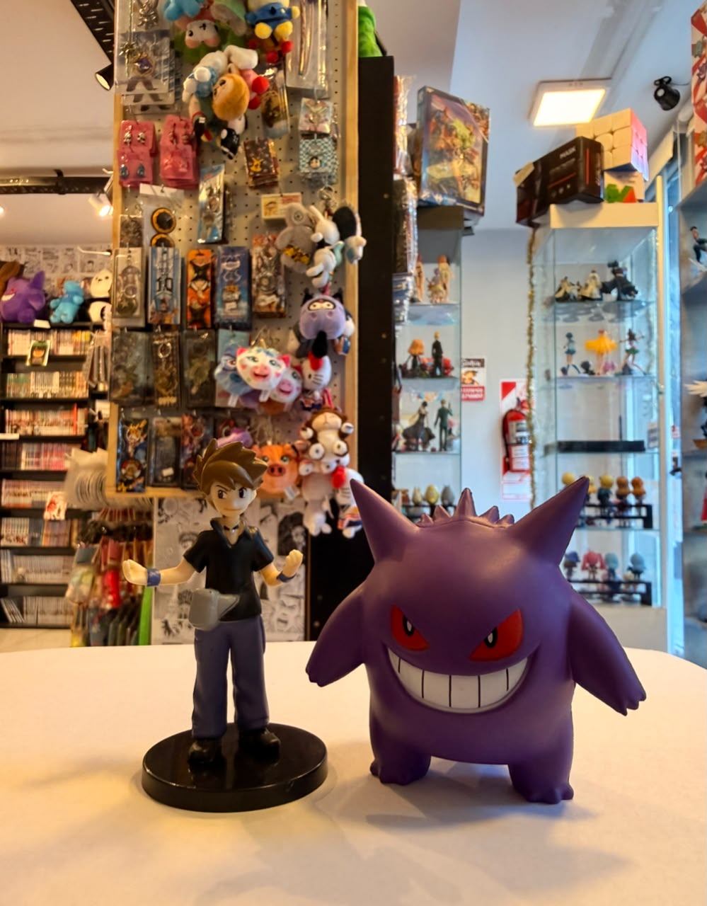 FIGURA DE GENGAR Y ENTRENADOR GARY OAK