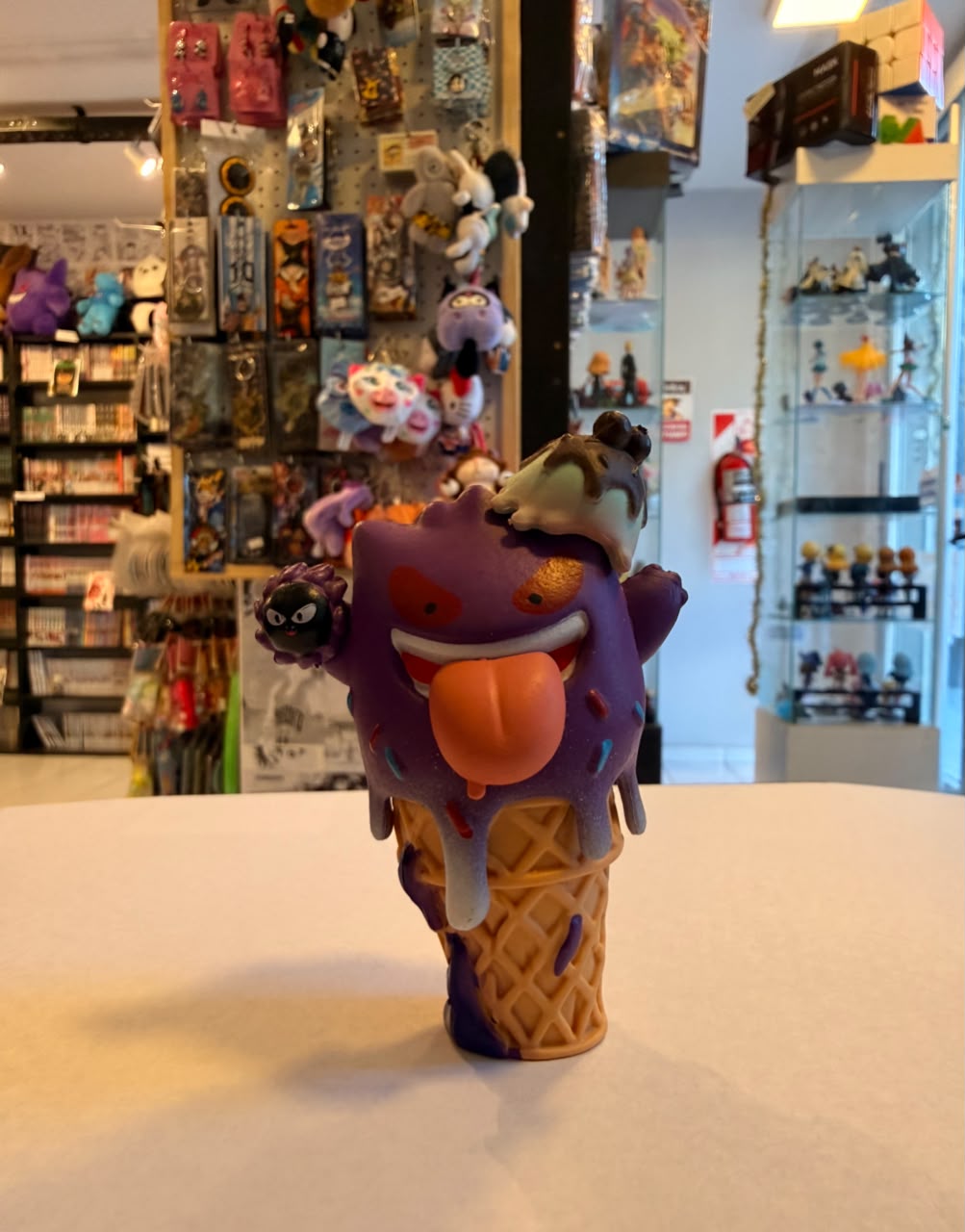 FIGURA DE GENGAR SACANDO LA LENGUA COMO HELADO DERRETIDO
