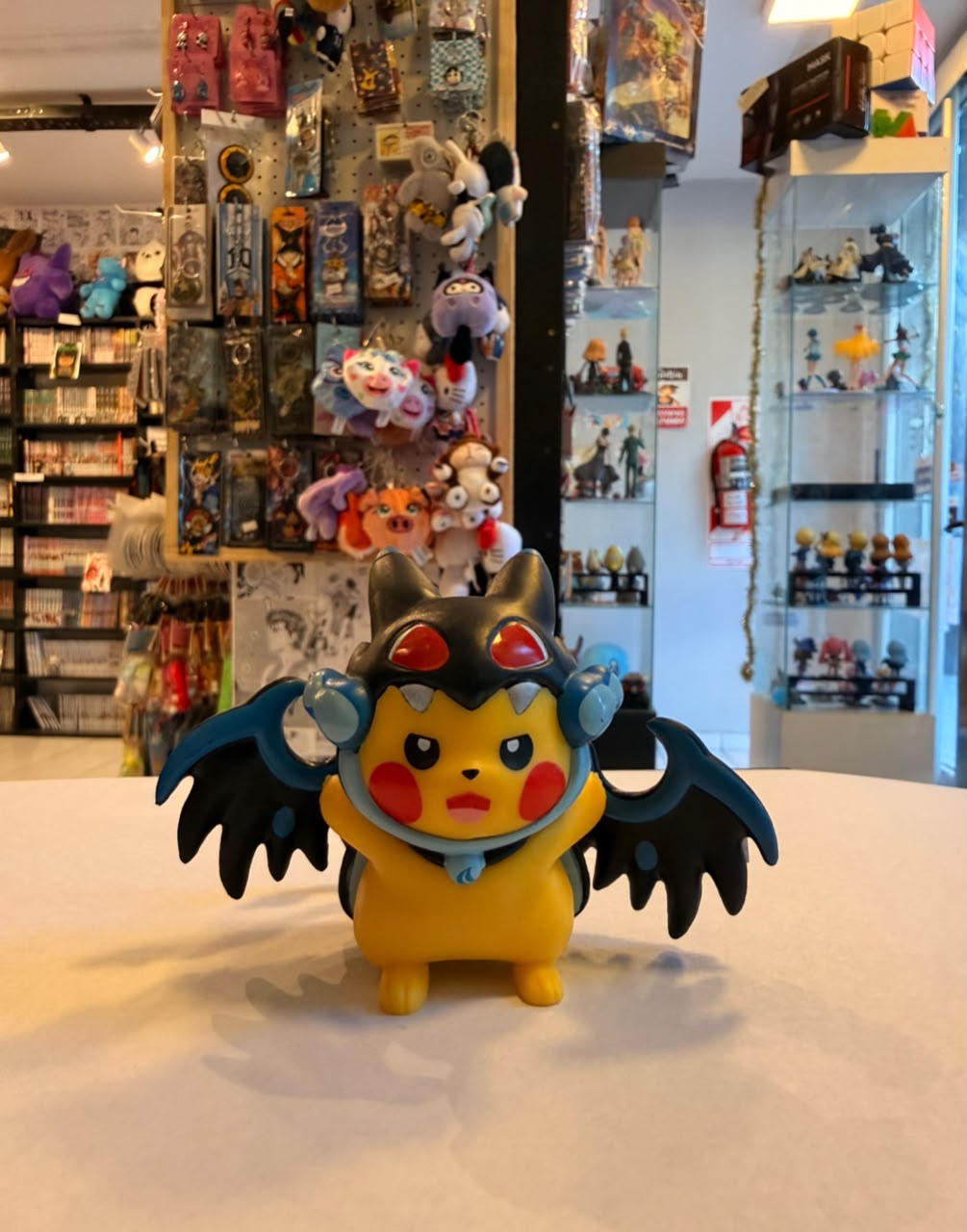 FIGURA CHIBI DE PIKACHU DISFRAZADO DE MEGA CHARIZARD X
