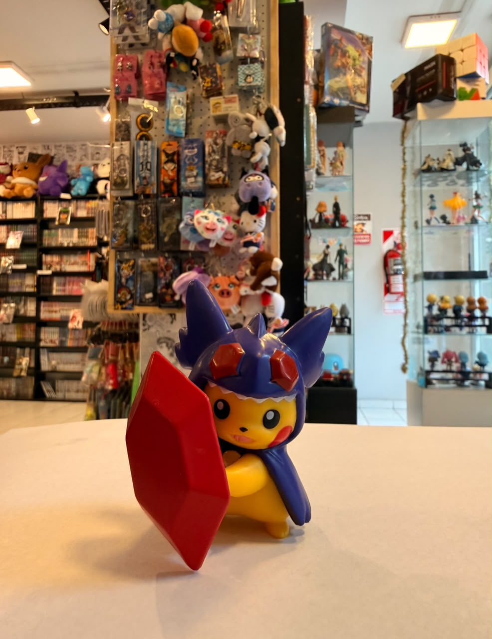 FIGURA CHIBI DE PIKACHU DISFRAZADO DE MEGA SABLEYE