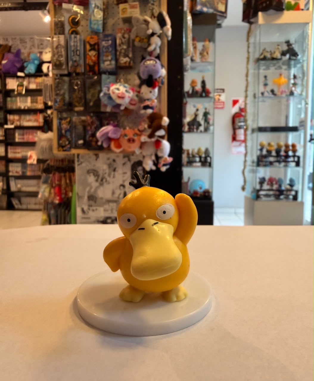 FIGURA GASHAPON DE PSYDUCK ALZANDO UNA MANO