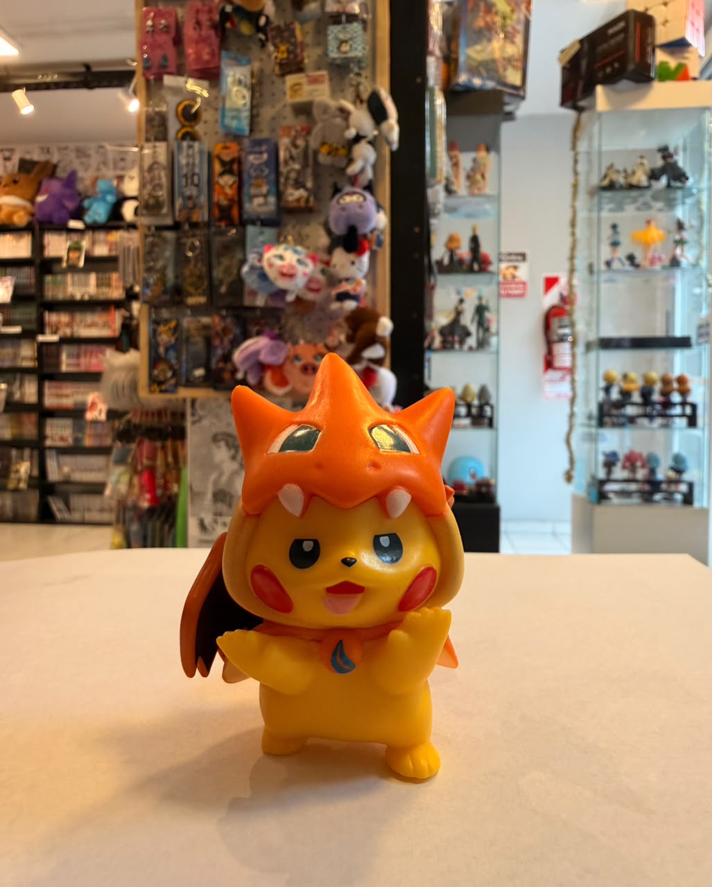FIGURA CHIBI DE PIKACHU DISFRAZADO DE CHARIZARD Y