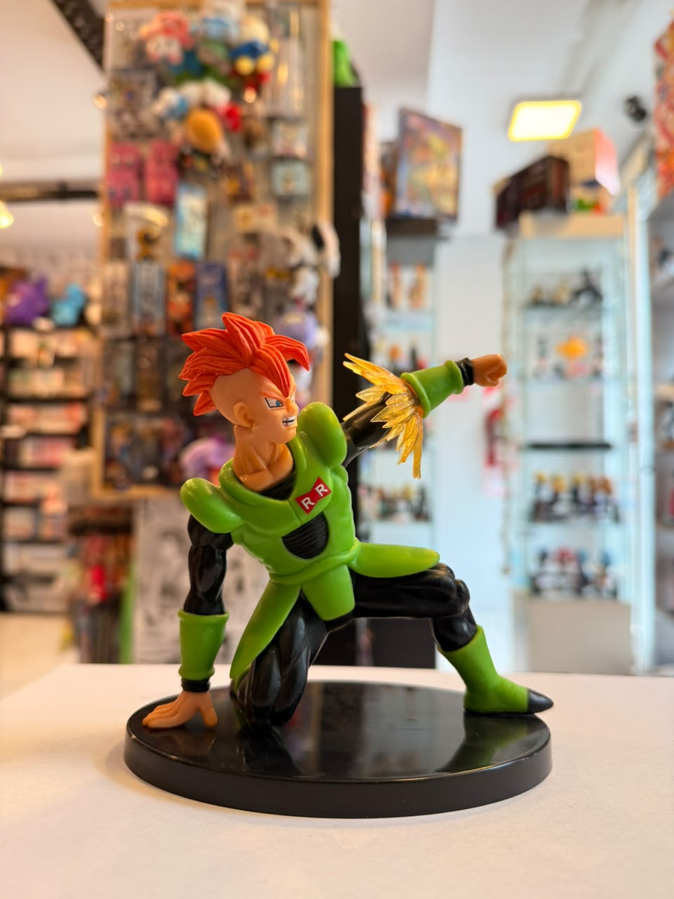 FIGURA DE ANDROIDE 16 EN POSTURA DE COMBATE