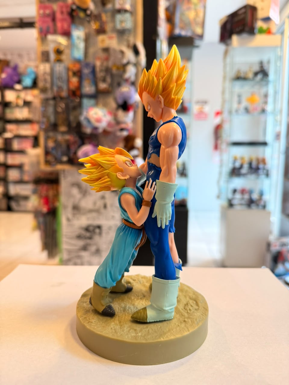 FIGURA DE ESCENA DE SACRIFICIO ENTRE VEGETA Y TRUNKS foto 2