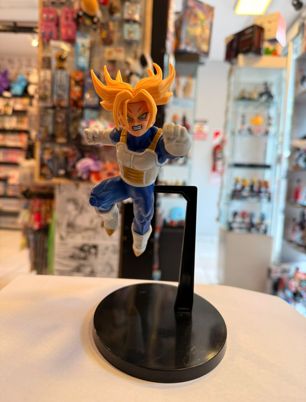 FIGURA DE TRUNKS EN FORMA SUPER SAIYAN EN POSTURA DE VUELO