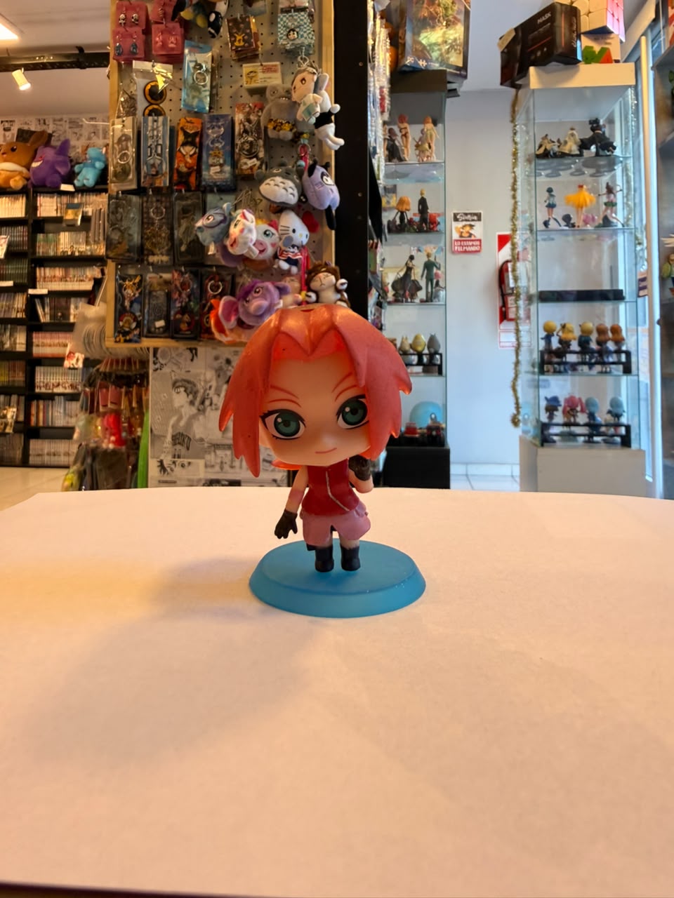 FIGURA GASHAPON DE SAKURA CON EL PUÑO CERRADO