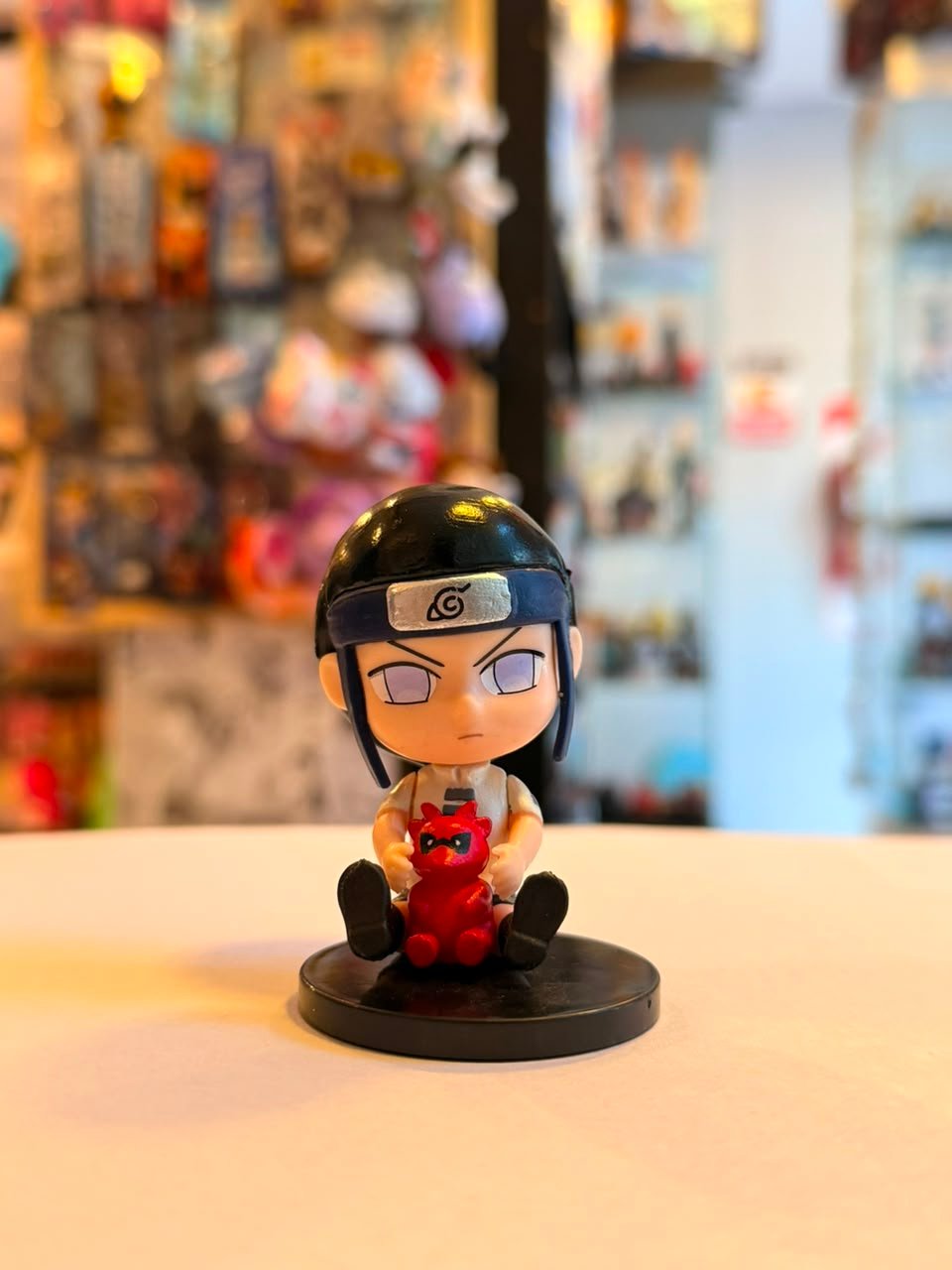 FIGURA GASHAPON DE NEJI SENTADO JUNTO A OSO ROJO