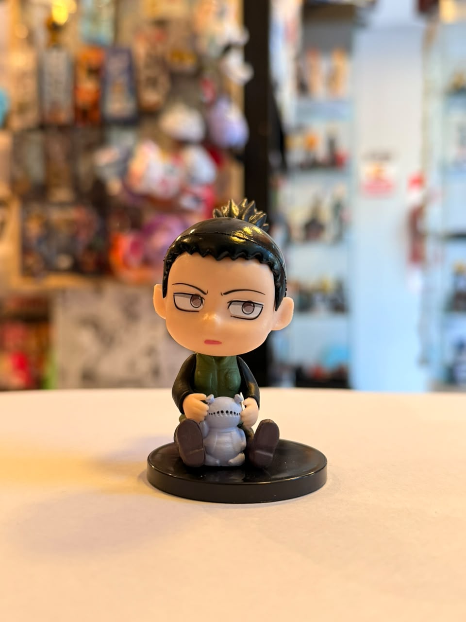 FIGURA GASHAPON DE NARA SENTADO JUNTO A MUÑECO FELPA