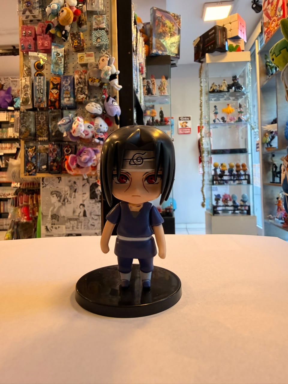 FIGURA CHIBI DE ITACHI CON VESTIMENTA CLASICA DE NIÑO