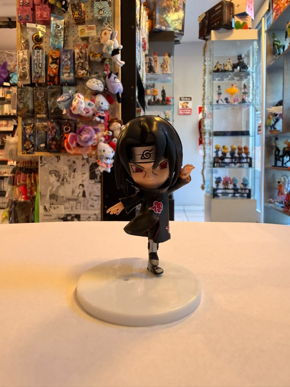 FIGURA CHIBI DE ITACHI CON ABRIGO DE AKATSUKI