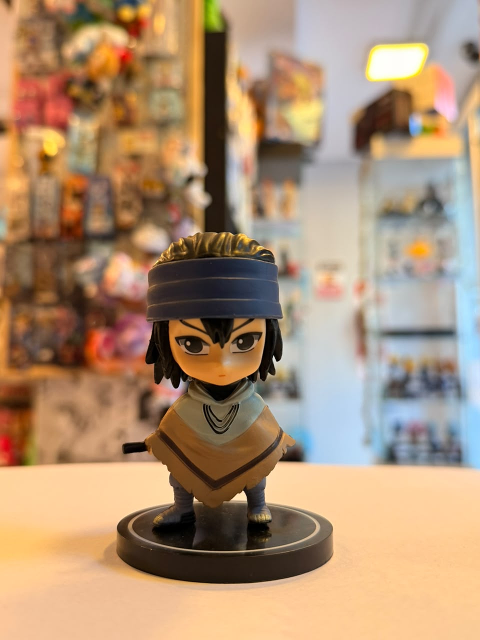 FIGURA CHIBI DE SASUKE VISTIENDO UN PONCHO