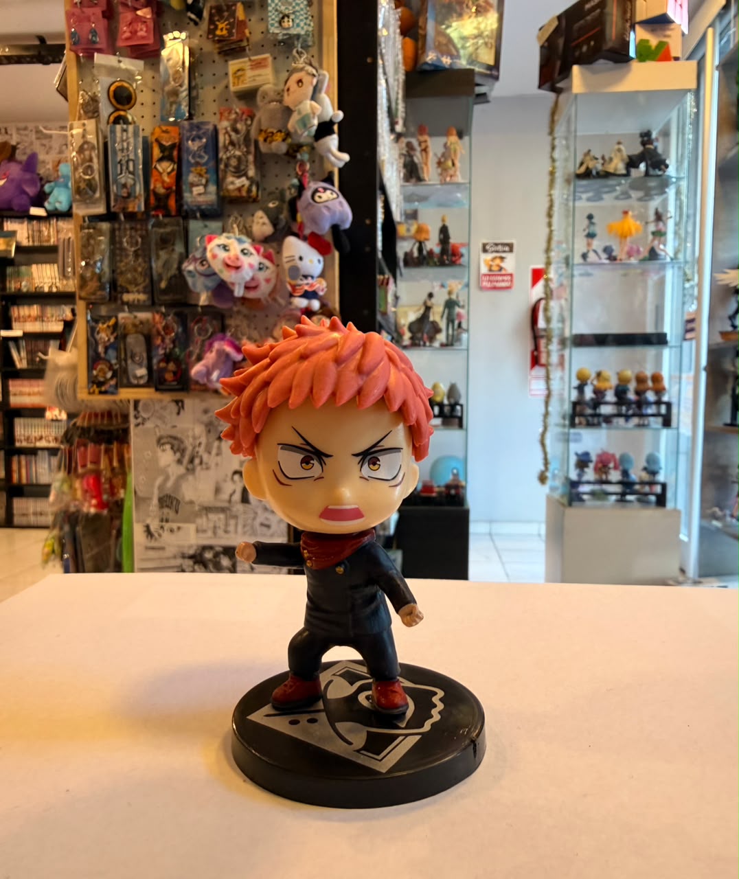 FIGURA CHIBI DE ITADORI ENOJADO