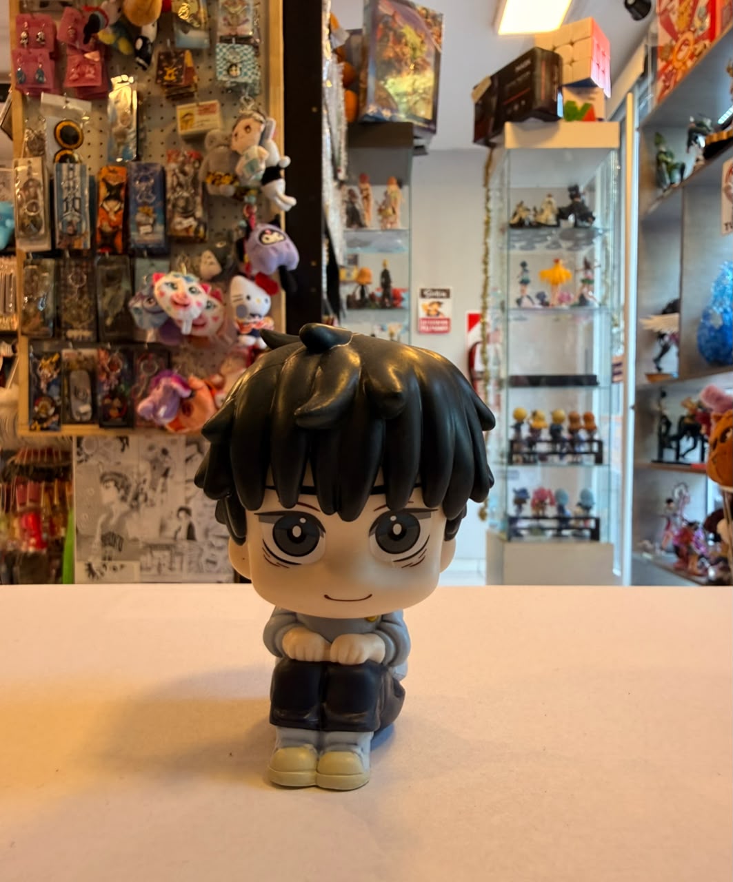 FIGURA DE YUTA SENTADO MIRANDO HACIA ARRIBA