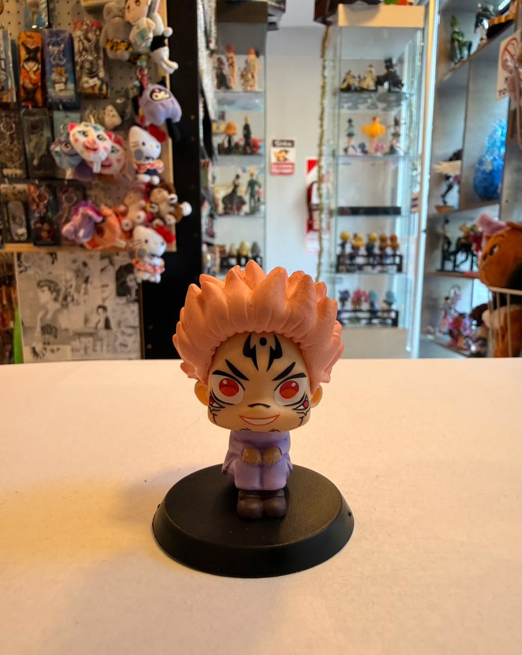 FIGURA GASHAPON DE RYOMEN SENTADO CON LAS MANOS EN EL REGAZO