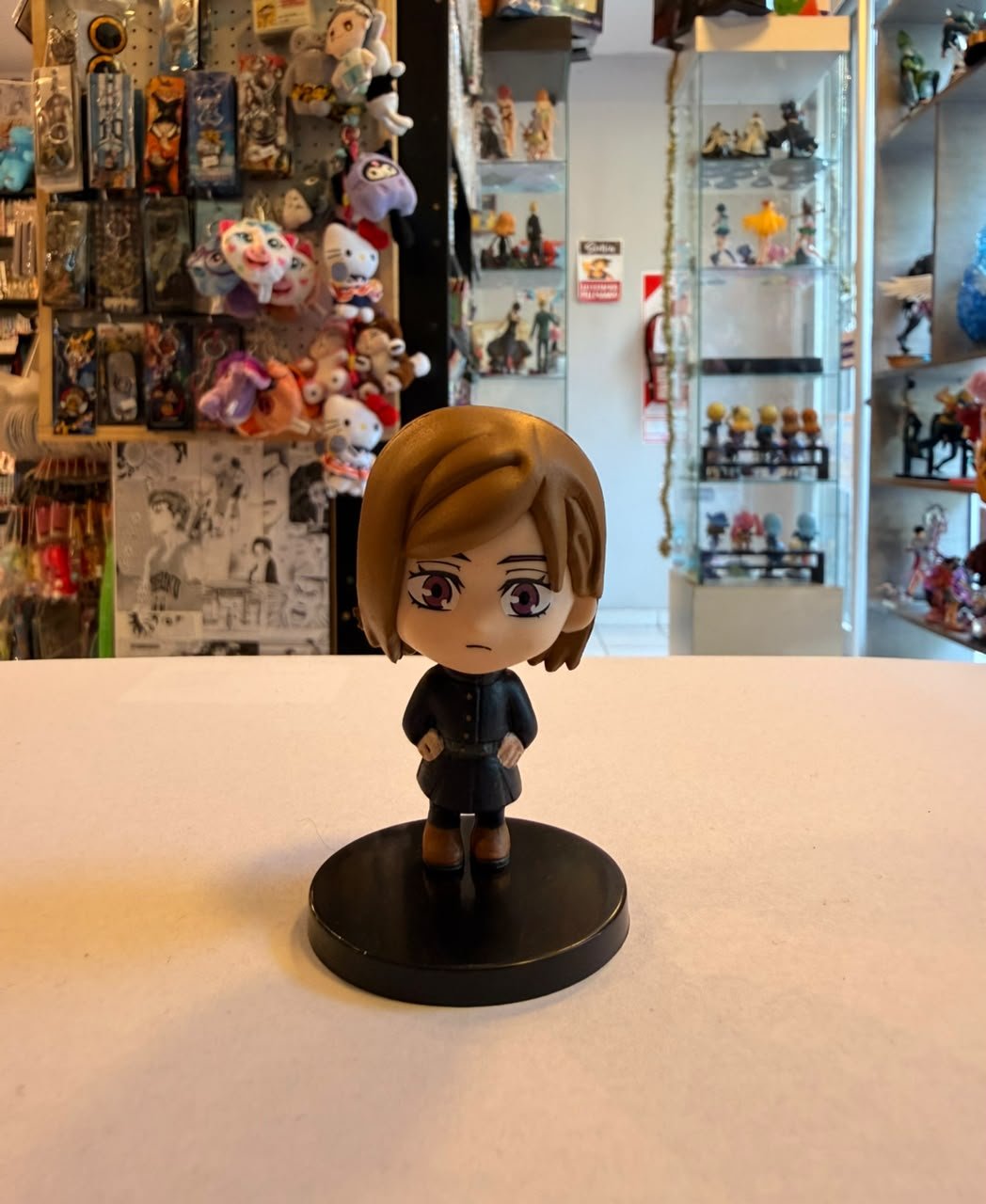FIGURA GASHAPON DE NOBARA CON LAS MANOS EN LA CINTURA