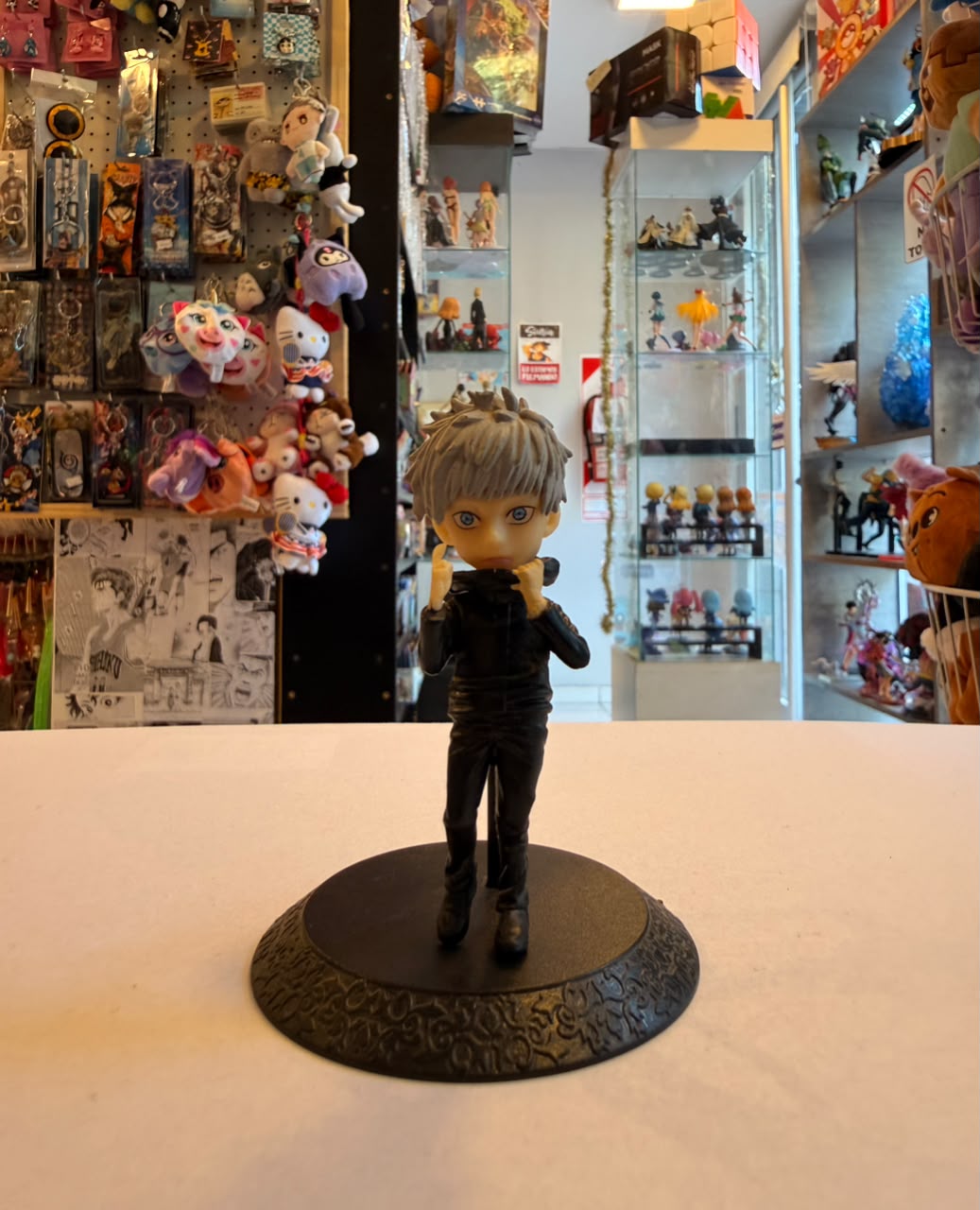 FIGURA GASHAPON DE GOJO AGARRANDO CUELLO