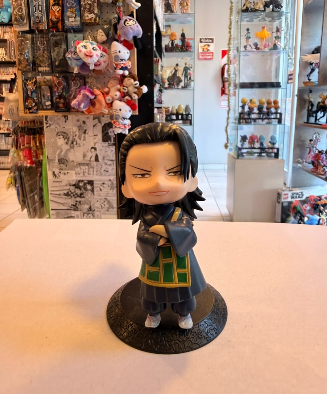 FIGURA CHIBI DE GETO VISTIENDO TUNICA OSCURA CON DETALLES VERDES