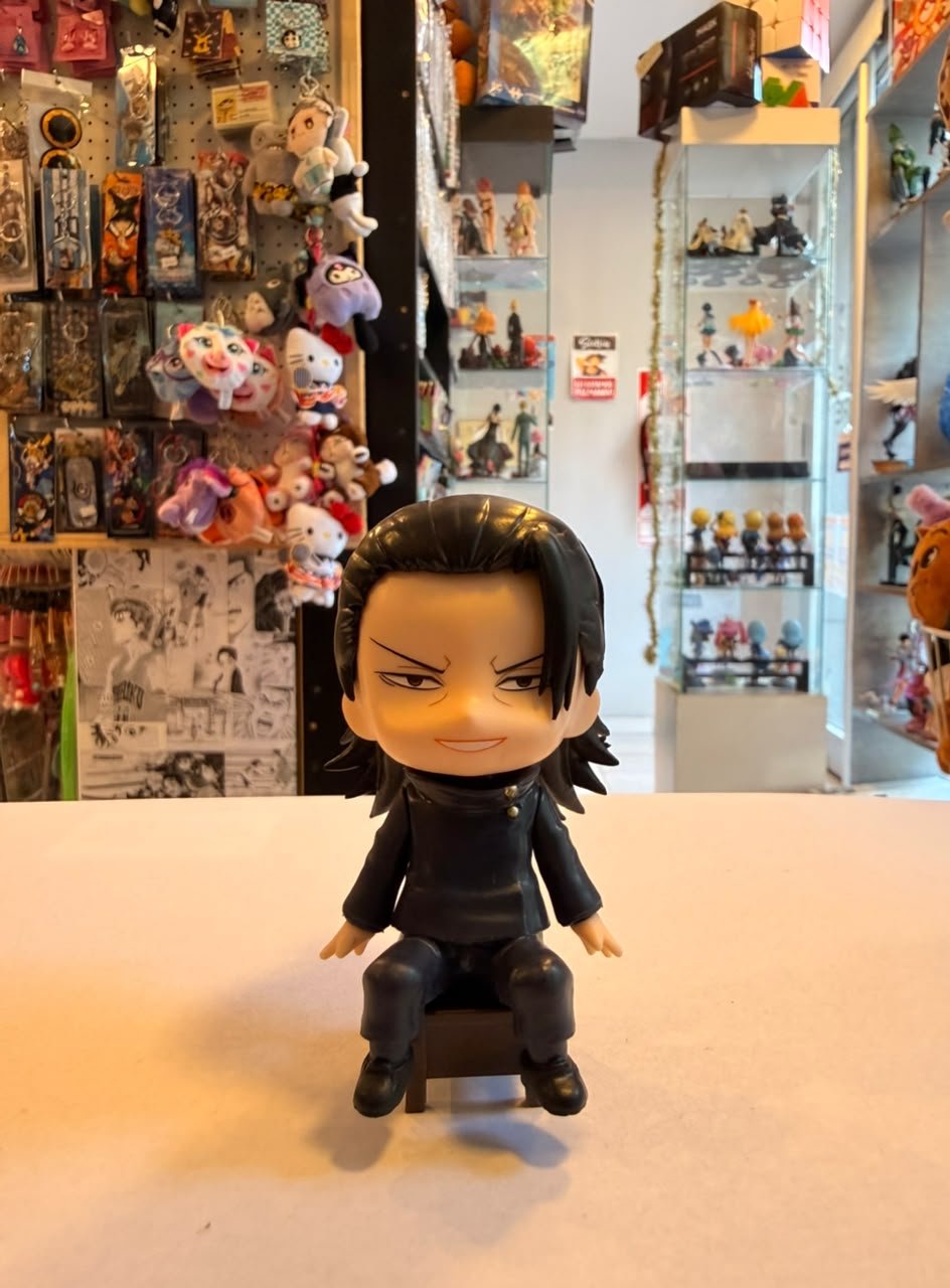 FIGURA CHIBI DE GETO SENTADO EN UNA SILLA
