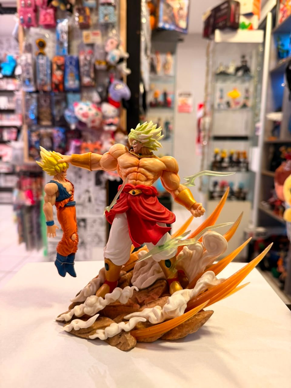 FIGURA DIORAMA DE BROLY SOSTENIENDO A GOKU