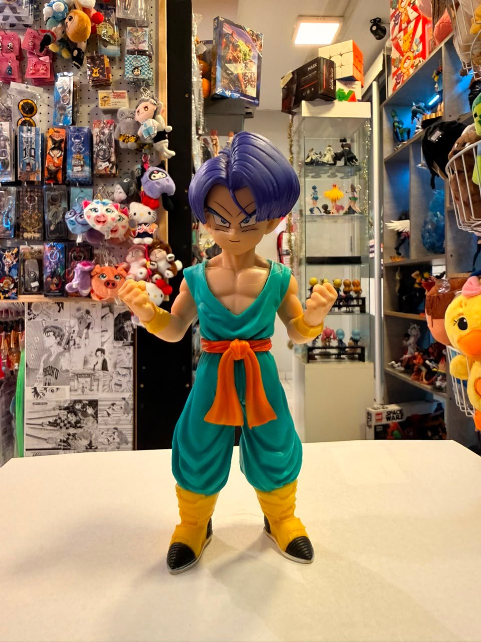 FIGURA DE TRUNKS FORMA BASE CON CABELLO MORADO