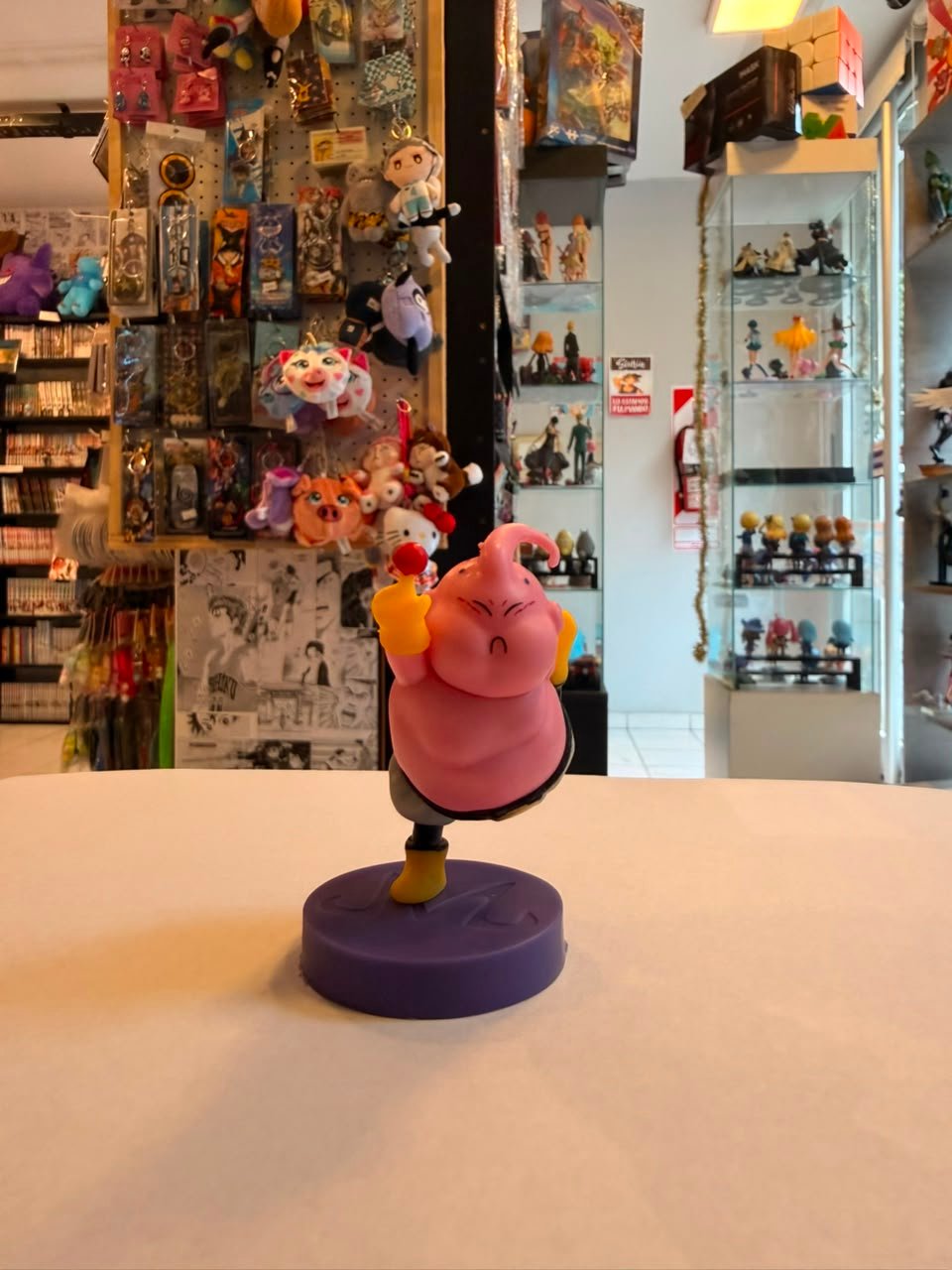 FIGURA GASHAPON DE MAJIN BOO ESTIRANDO