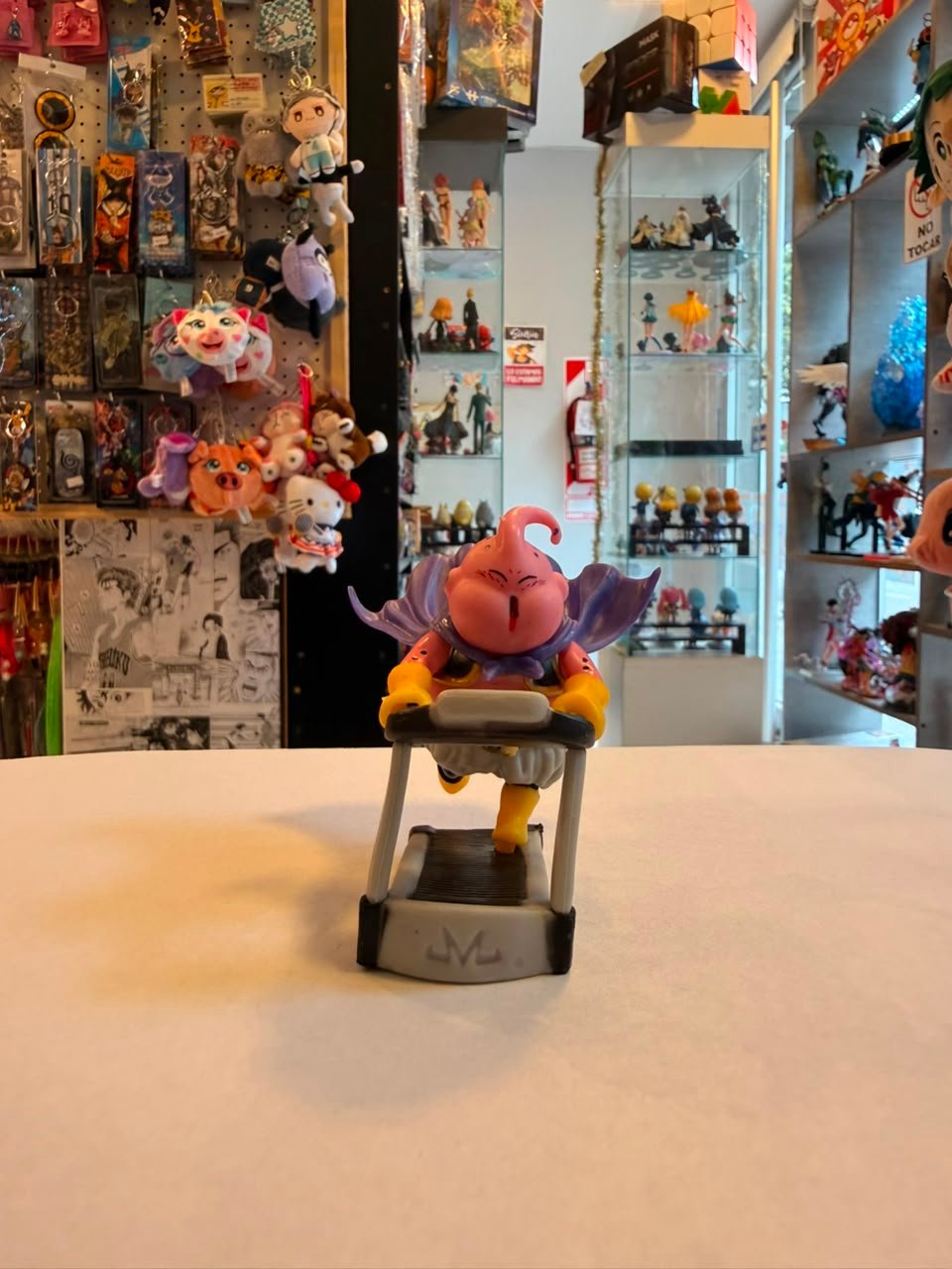 FIGURA GASHAPON DE MAJIN BOO EN CINTA DE CORRER