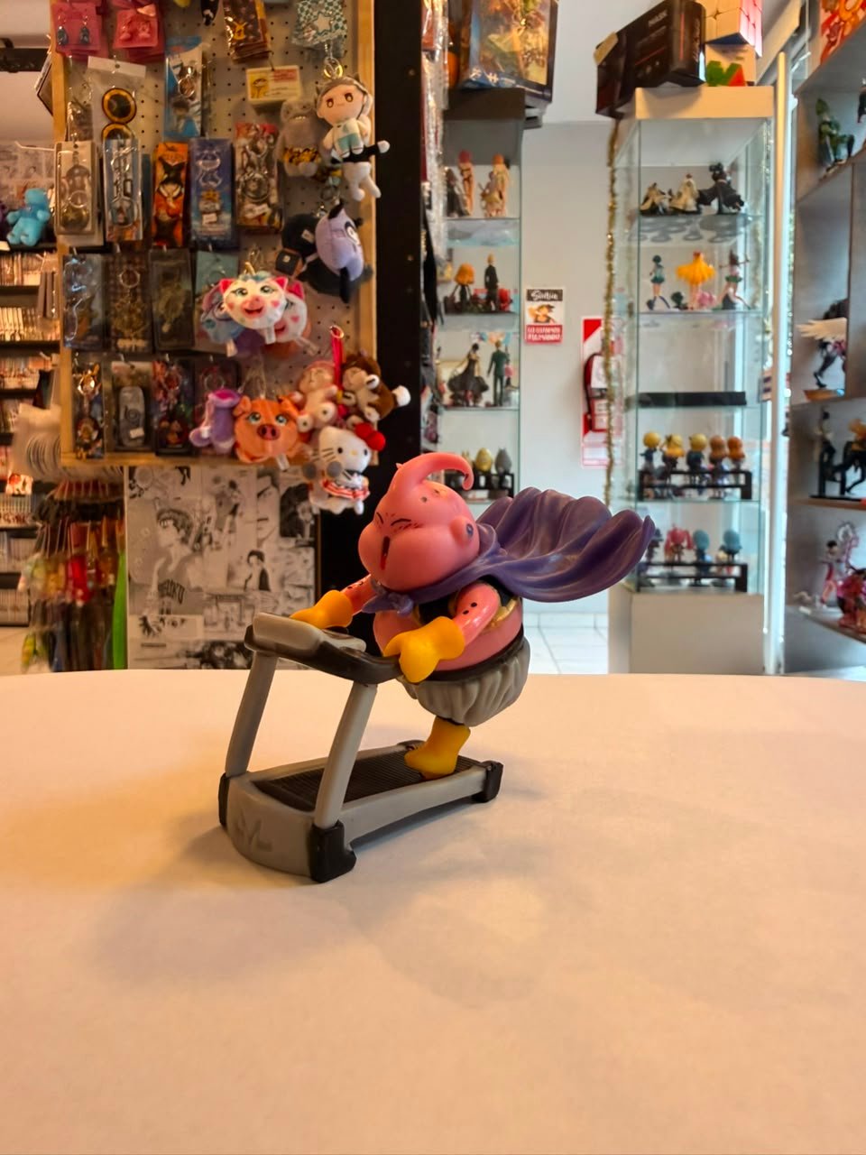 FIGURA GASHAPON DE MAJIN BOO EN CINTA DE CORRER foto 2