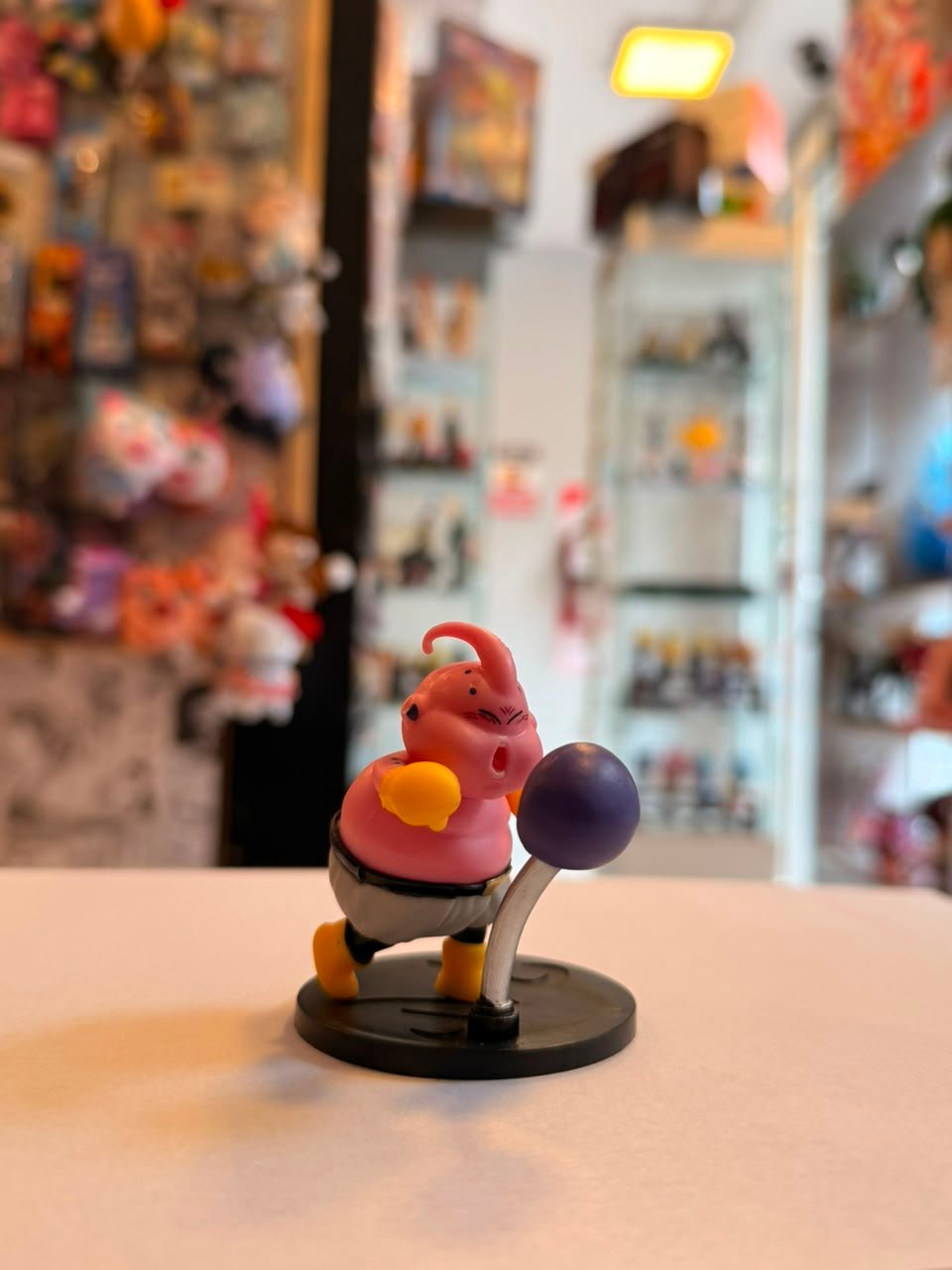 FIGURA GASHAPON DE MAJIN BOO GOLPEANDO SACO DE BOXEO