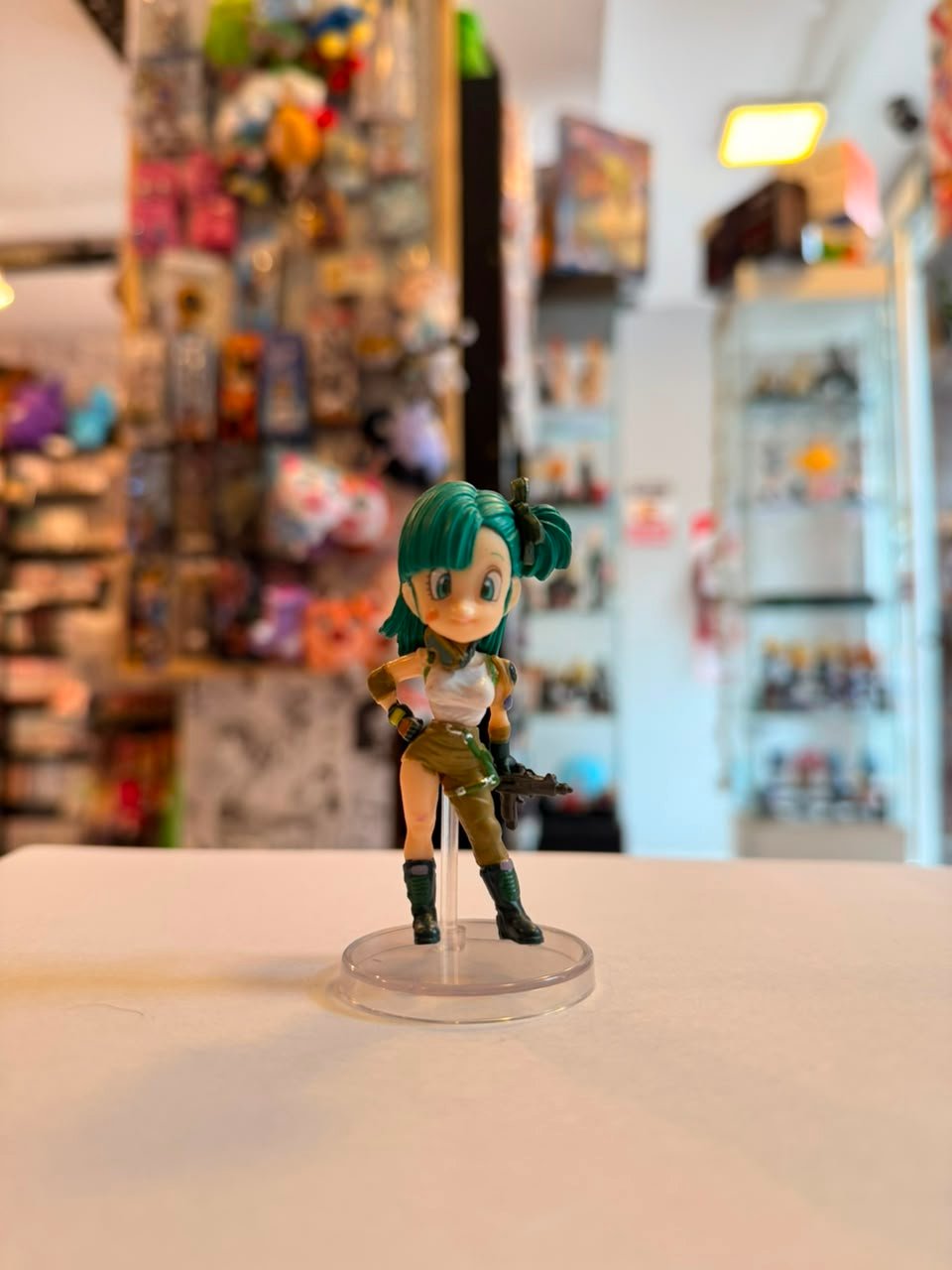 FIGURA GASHAPON DE BULMA CON ATUENDO DE EXPLORACION