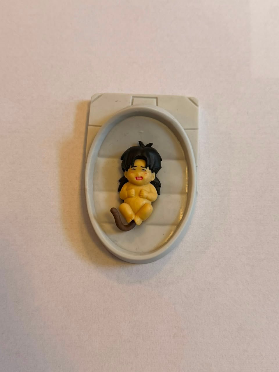 FIGURA GASHAPON DE BEBE BROLY DENTRO DE CAPSULA