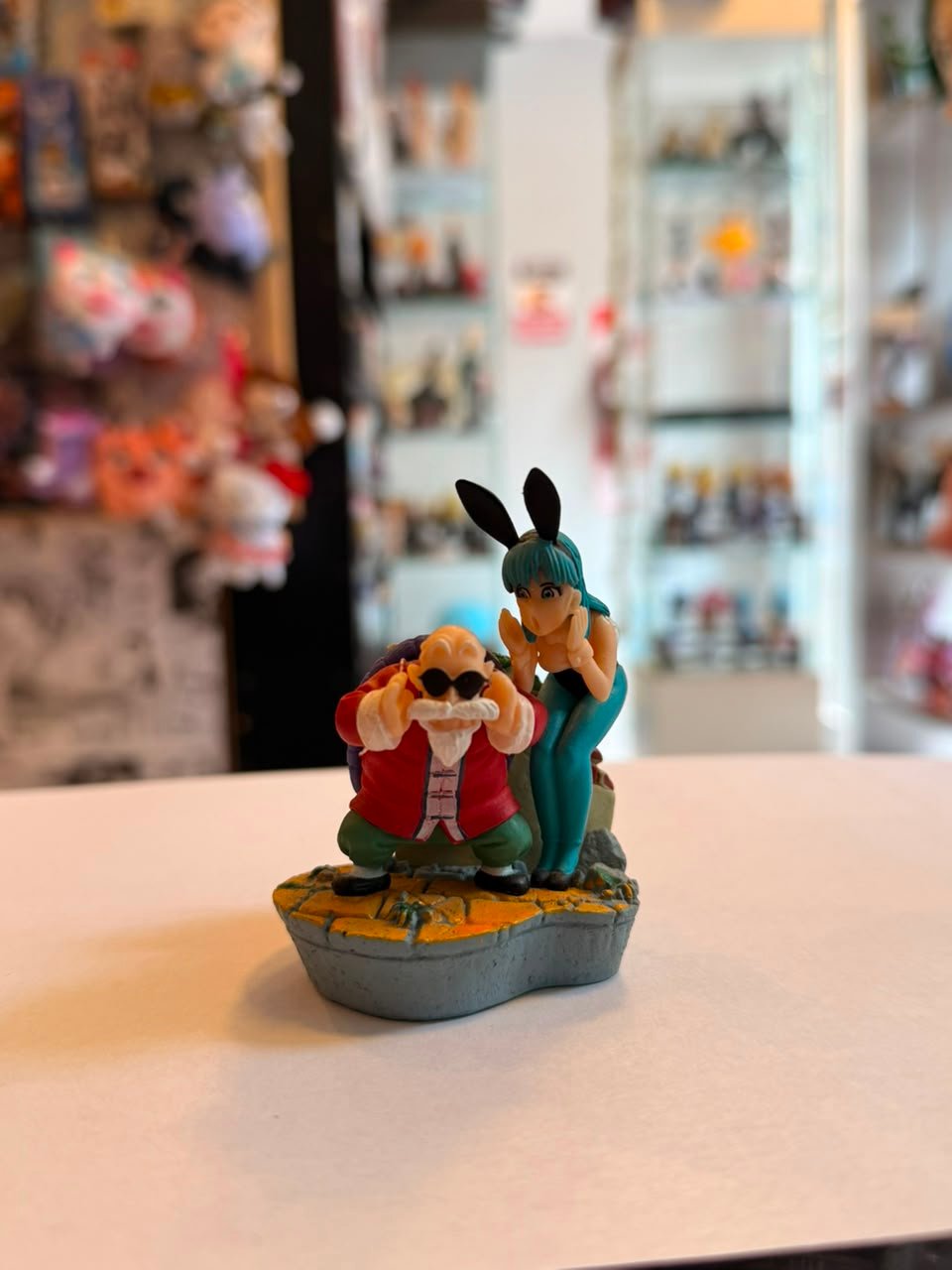 FIGURA DIORAMA DE MAESTRO ROSHI Y BULMA CON TRAJE DE CONEJITA