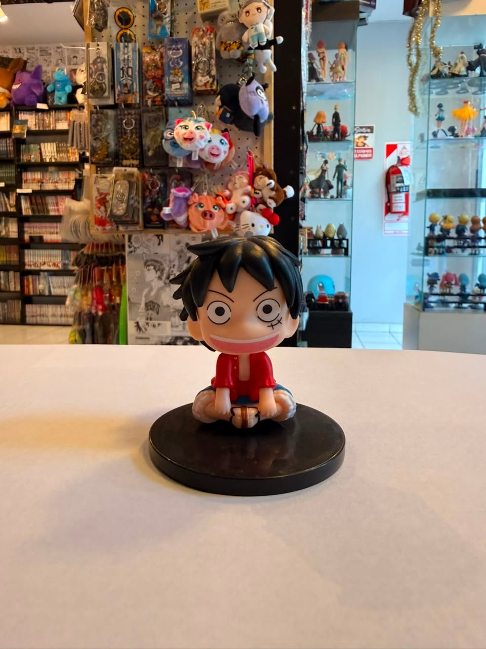 FIGURA GASHAPON DE MONKEY D. LUFFY SENTADO CON PIERNAS CRUZADAS