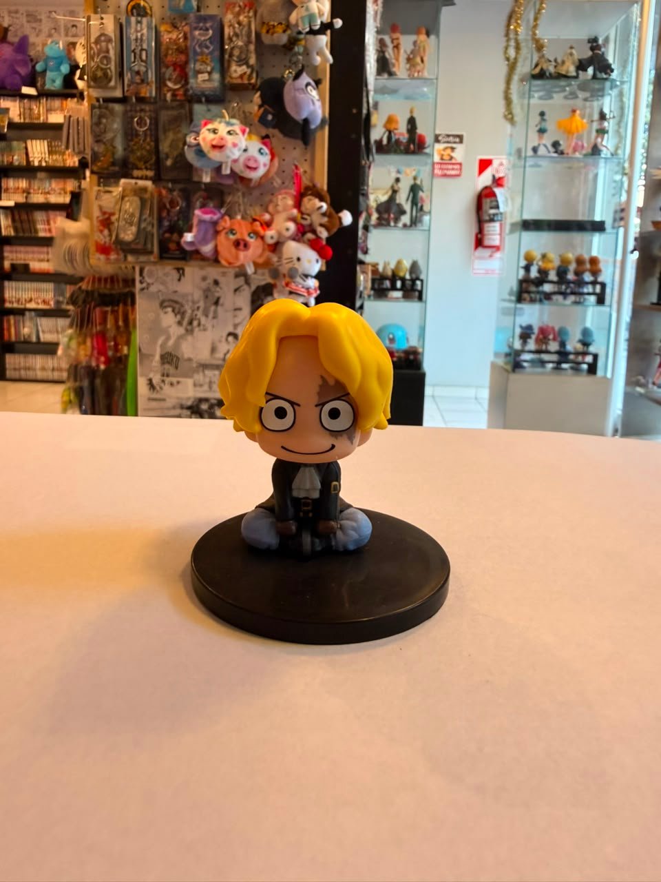 FIGURA GASHAPON DE SABO SENTADO