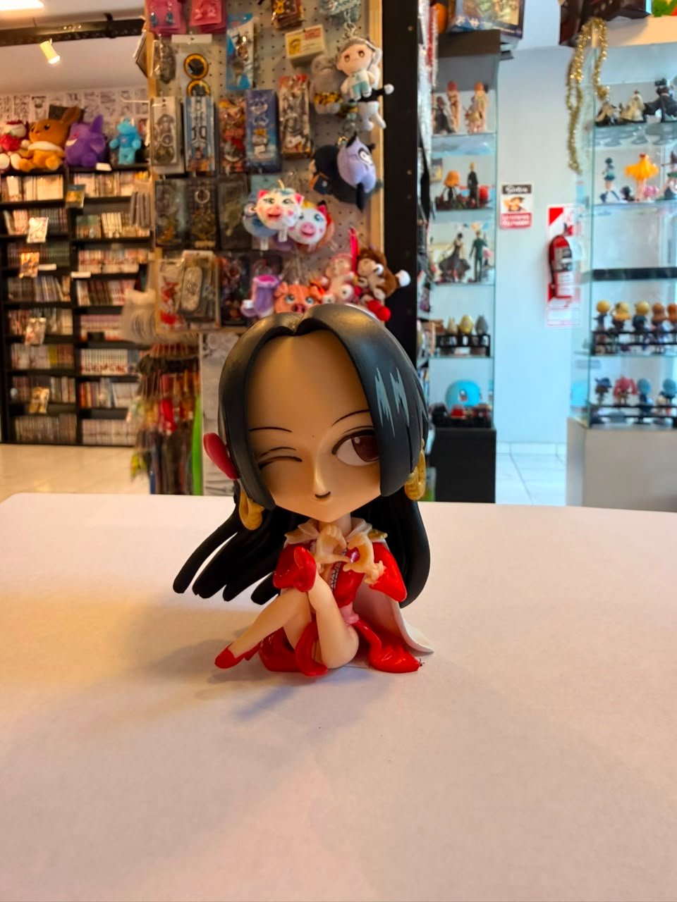FIGURA DE HANCOCK SENTADA HACIENDO GUIÑO
