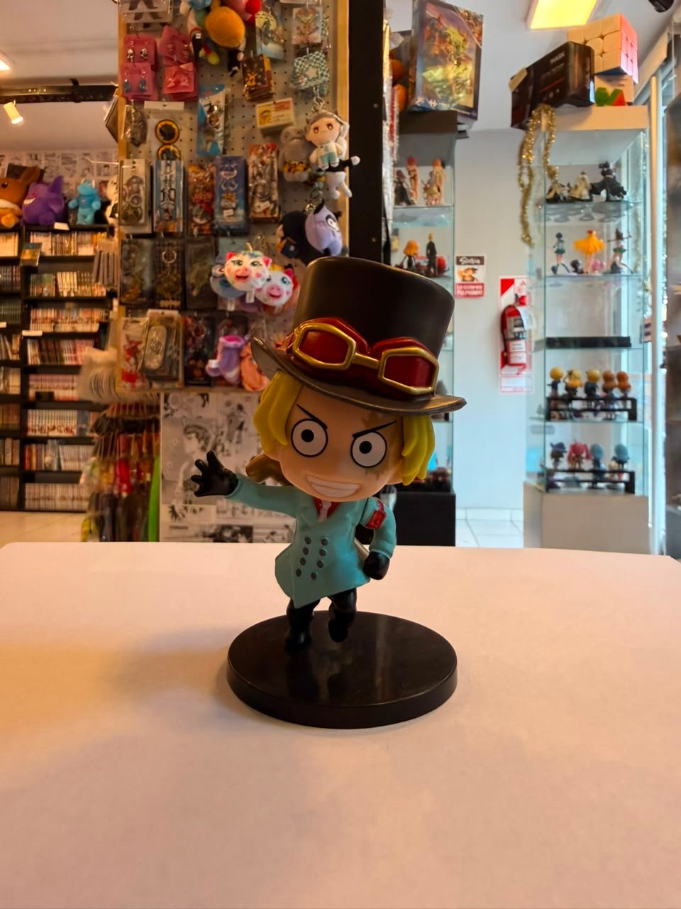 FIGURA CHIBI DE SABO CON SU SOMBRERO DE COPA, GAFAS ROJAS Y CHAQUETA AZUL