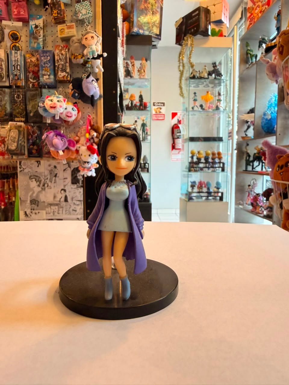 FIGURA CHIBI DE ROBIN CON MINI VESTIDO AZUL Y ABRIGO MORADO